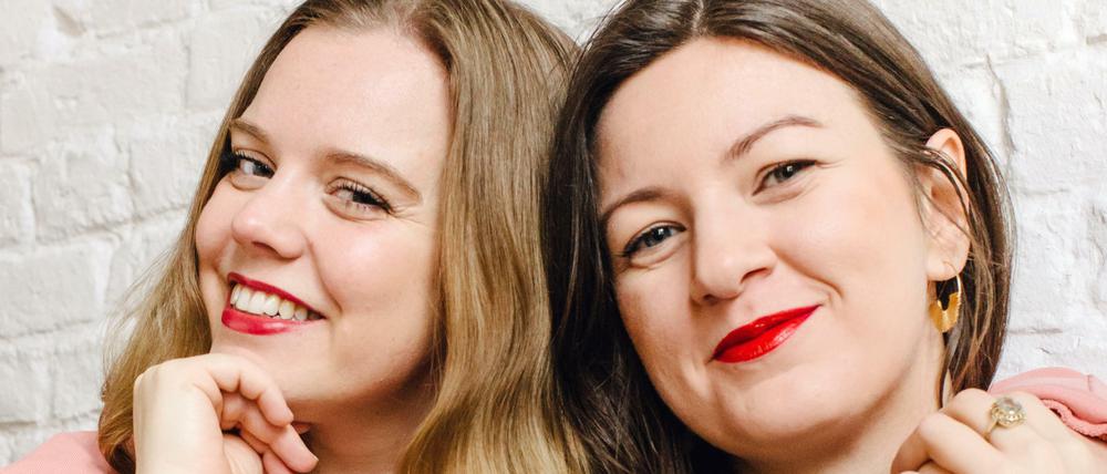 Anni Kralisch-Pehlke (links) und Jule Müller helfen Singles seit 2013 kostenfrei.