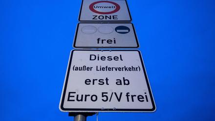 Fahrverbot in Stuttgart: Ein Schild weist auf das Fahrverbot für Dieselfahrzeuge ab der Schadstoffklasse Euro 5 hin.