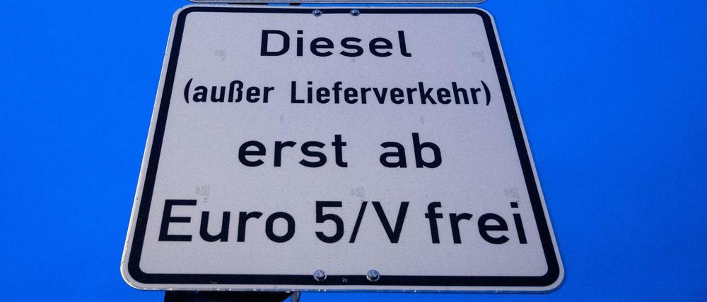 Fahrverbot in Stuttgart: Ein Schild weist auf das Fahrverbot für Dieselfahrzeuge ab der Schadstoffklasse Euro 5 hin.