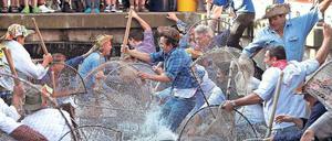 Und „reingejuckt“: Bis zu 1000 Fischer springen nach einem Böllerschuss in den Memminger Stadtbach – Frauen dürfen zugucken. 