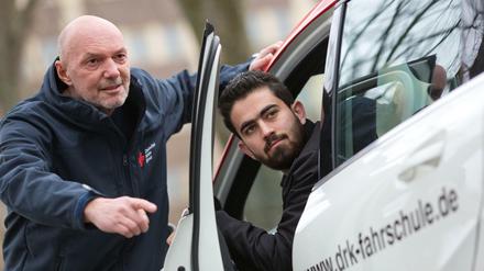Schulterblick mal anders: Bei vielen deutschen Fahrschülern sind Nachhilfestunden nach nicht bestandener Prüfung nötig. 