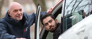 Schulterblick mal anders: Bei vielen deutschen Fahrschülern sind Nachhilfestunden nach nicht bestandener Prüfung nötig.