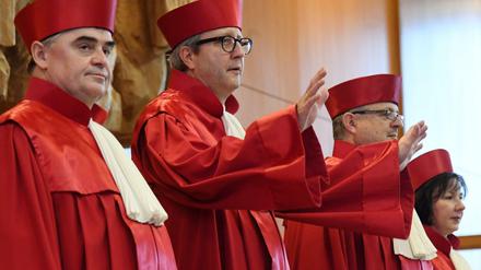 Richter des Zweiten Senats mit Gerichtspräsident Andreas Voßkuhle (2.v.l.)