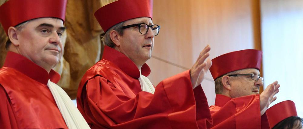 Richter des Zweiten Senats mit Gerichtspräsident Andreas Voßkuhle (2.v.l.)