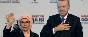 Die Regierung von Präsident Erdogan, hier mit seiner Frau Emine, hat schon vor Jahren das Kopftuchverbot in staatlichen Institutionen abgeschafft.