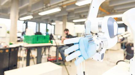 Intelligente Systeme sind anpassbar wie die weiche Roboterhand, die sich auf das zu ergreifende Objekt einstellen kann. 