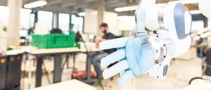 Intelligente Systeme sind anpassbar wie die weiche Roboterhand, die sich auf das zu ergreifende Objekt einstellen kann.