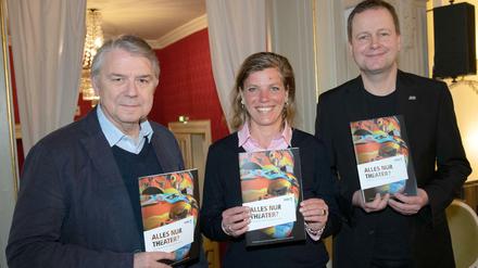 Ulrich Khuon, Präsident Deutscher Bühnenverein (l-r), Bianca Klose, Projektleiterin Mobile Beratung gegen Rechtsextremismus Berlin und Kultursenator Klaus Lederer.