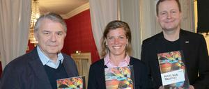 Ulrich Khuon, Präsident Deutscher Bühnenverein (l-r), Bianca Klose, Projektleiterin Mobile Beratung gegen Rechtsextremismus Berlin und Kultursenator Klaus Lederer.