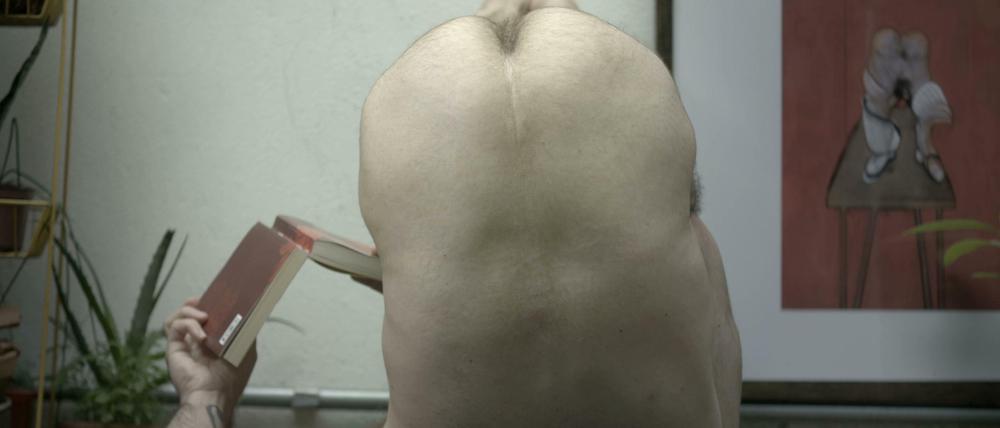 Yoga machen und Bücher lesen. Eine Szene aus „The Blue Flower of Novalis“.