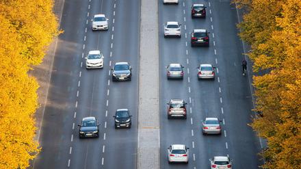Autos fahren auf der Straße des 17. Juni in Berlin.