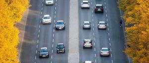 Autos fahren auf der Straße des 17. Juni in Berlin.