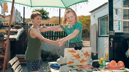 Salsa tanzen? Wenn Tess das will, dann macht Sam das. Aus „Meine wunderbar seltsame Woche mit Tess“. 