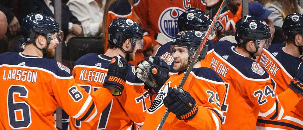 Leon Draisaitl (im Vordergrund) bejubelt mit seinen Teamkollegen ein Tor. Davon hat er inzwischen schon 32 in dieser Saison geschossen.