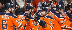 Leon Draisaitl (im Vordergrund) bejubelt mit seinen Teamkollegen ein Tor. Davon hat er inzwischen schon 32 in dieser Saison geschossen. 