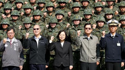 Taiwans Präsidentin Tsai Ing-wen (Mitte) besuchte vor dem Mondneujahrsfest die Streitkräfte.