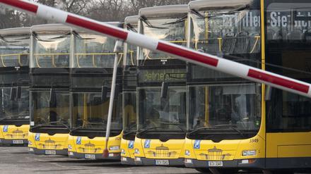 In Parkformation. Die meisten BVG-Busse werden am Freitag bis 12 Uhr nicht fahren. 