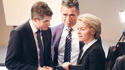 Der britische Verteidigungsminister Williamson, Ex-Nato-Generalsekretär Rasmussen und Verteidigungsministerin von der Leyen