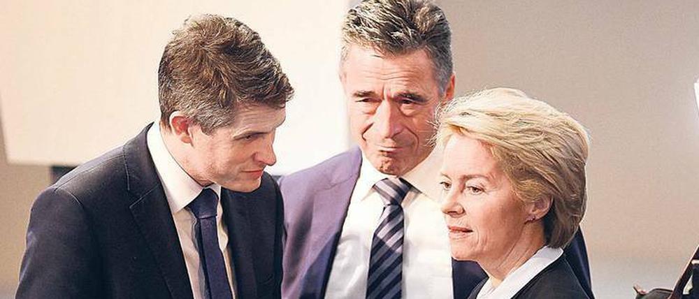 Der britische Verteidigungsminister Williamson, Ex-Nato-Generalsekretär Rasmussen und Verteidigungsministerin von der Leyen