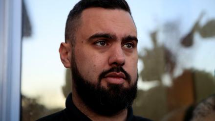 Der "Gelbwesten"-Anführer Eric Drouet am Freitag vor seinem Gerichtstermin in Paris.