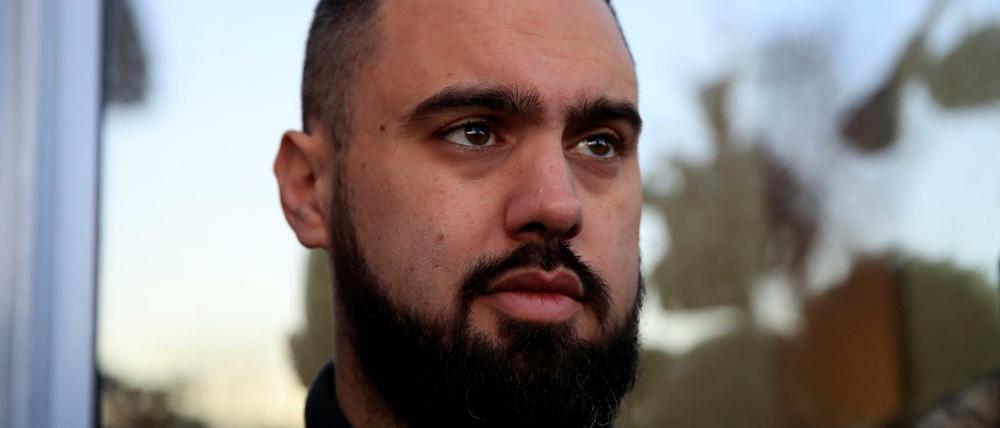 Der "Gelbwesten"-Anführer Eric Drouet am Freitag vor seinem Gerichtstermin in Paris.