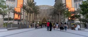 Der Eingang der Expo mit der mächtigen überdachten Plaza.