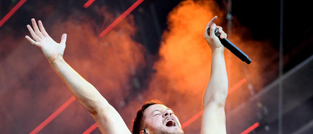Dan Reynolds, Sänger der US-amerikanische Rock-Band Imagine Dragons, beim Lollapalooza 2018 auf dem Gelände des Olympiaparks auf der Bühne.