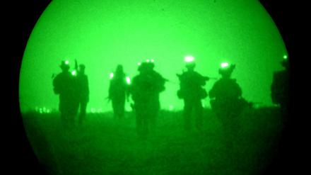 Bundeswehrsoldaten auf Patrouille nahe Kundus auf.