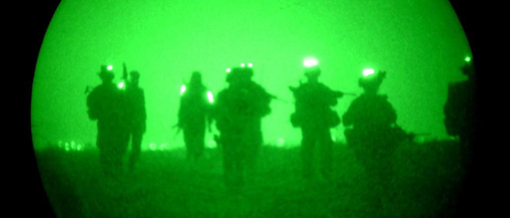 Bundeswehrsoldaten auf Patrouille nahe Kundus auf.