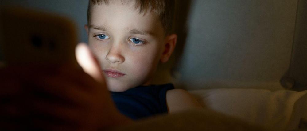 Kinder können per Smartphone oder Tabletcomputer schnell mit der Welt allein - und überfordert - sein.