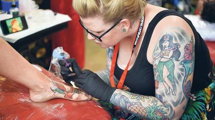 Bunt fürs Leben. Niemand weiß, wie viele Tattoos täglich gestochen werden. Und dazu, was die Pigmente im Körper bewirken, ist auch wenig bekannt. Sicher ist nur, dass die Bilder mit den Jahren meist nicht unbedingt schöner werden. 