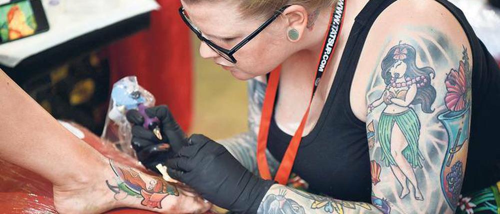 Bunt fürs Leben. Niemand weiß, wie viele Tattoos täglich gestochen werden. Und dazu, was die Pigmente im Körper bewirken, ist auch wenig bekannt. Sicher ist nur, dass die Bilder mit den Jahren meist nicht unbedingt schöner werden. 