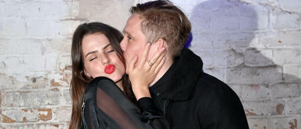 Auch hier wird geknutscht: Matthias Schweighöfer gibt seiner Freundin Ruby O. Fee einen Kuss.