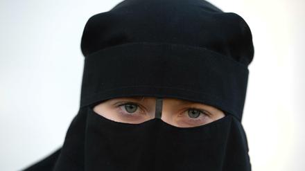 Eine Frau trägt einen Niqab, einen Gesichtsschleier (Symbolbild). 