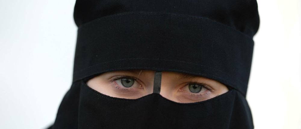 Eine Frau trägt einen Niqab, einen Gesichtsschleier (Symbolbild).