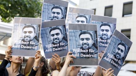 Demonstranten bei einer Kundgebung für Adil Demirci. 