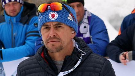 Kritischer Blick: Michael Greis beobachtet die Leistung seiner US-Biathleten