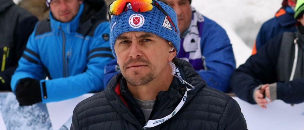 Kritischer Blick: Michael Greis beobachtet die Leistung seiner US-Biathleten