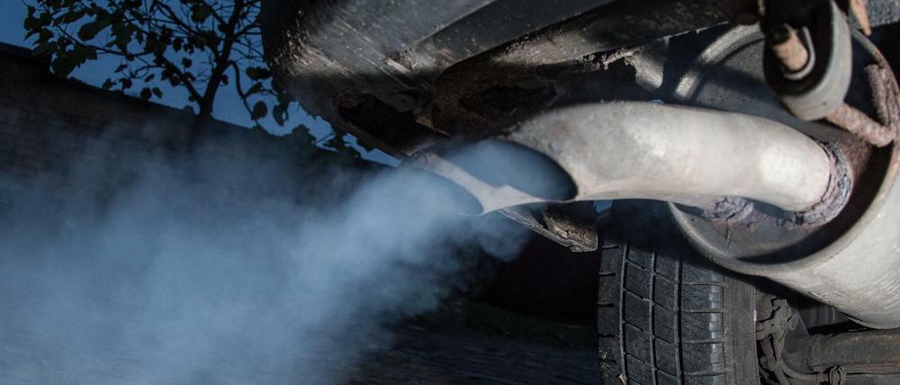 Der qualmende Auspuff eines Dieselfahrzeugs. 