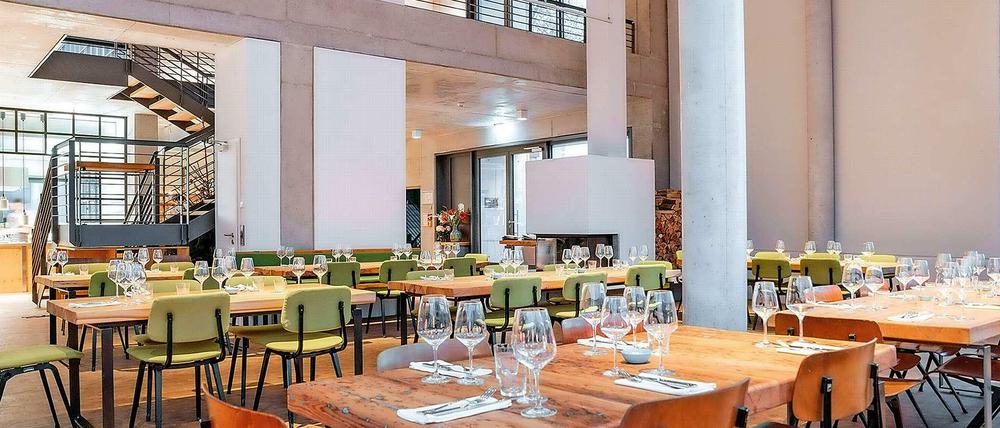 Die Bar Brass im Skulpturenforum der Bildgießerei Noack in Charlottenburg.