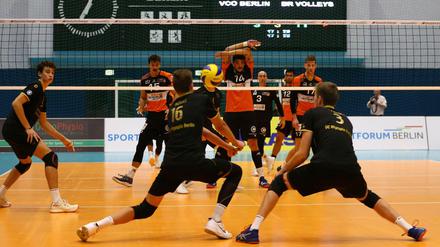 Wiedersehen im Sportforum. Auch das Heimspiel der BR Volleys gegen den VC Olympia wird in Hohenschönhausen ausgetragen. 
