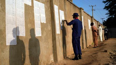 Nigerianer überprüfen die Wählerlisten an einem Wahllokal. 
