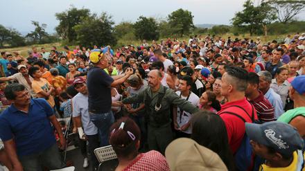 Menschen in Venezuela warten auf Hilfslieferungen.