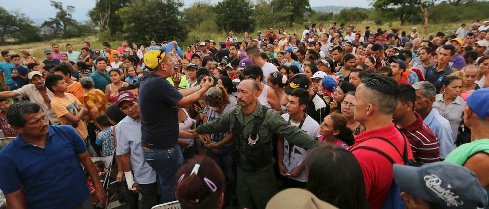 Menschen in Venezuela warten auf Hilfslieferungen.