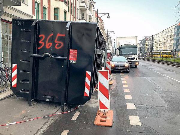 So sah es vorher aus: Der Container stand noch mehr in den Radweg, die Baken standen direkt darauf..