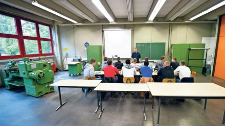 Auszubildende im Unterreicht an einem Technischen Schulzentrum (hier in Sindelfingen). Die Berufsschulen wollen mit der Zeit gehen und auch über digitale Kanäle Lerninhalte vermitteln. 