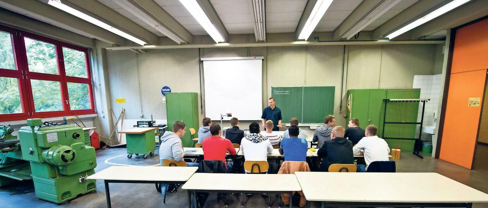 Auszubildende im Unterreicht an einem Technischen Schulzentrum (hier in Sindelfingen). Die Berufsschulen wollen mit der Zeit gehen und auch über digitale Kanäle Lerninhalte vermitteln.