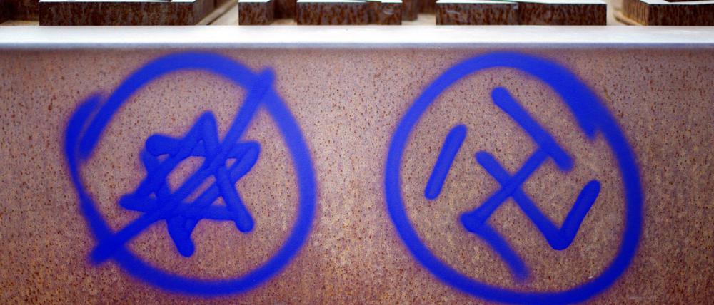 Hakenkreuz und durchgestrichener Davidstern an einer Gedenkstätte in Berlin.