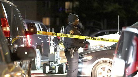 Die Behörden durchsuchen einen Apartmentkomplex, in dem der mutmaßliche Schütze von Aurora wohnte. 