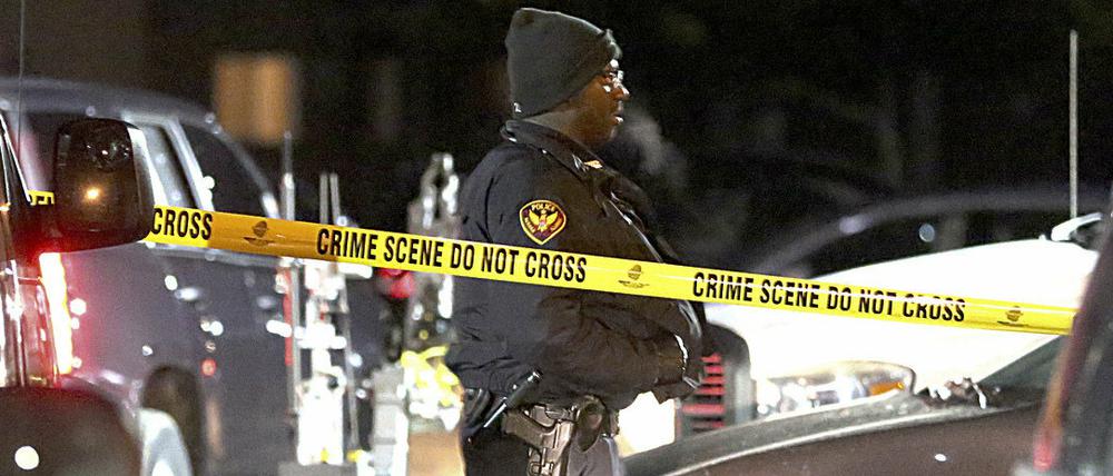 Die Behörden durchsuchen einen Apartmentkomplex, in dem der mutmaßliche Schütze von Aurora wohnte.